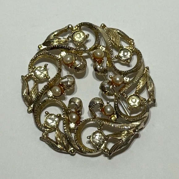Jewelry - Vintage Gold Tone Faux Peal Brooch.